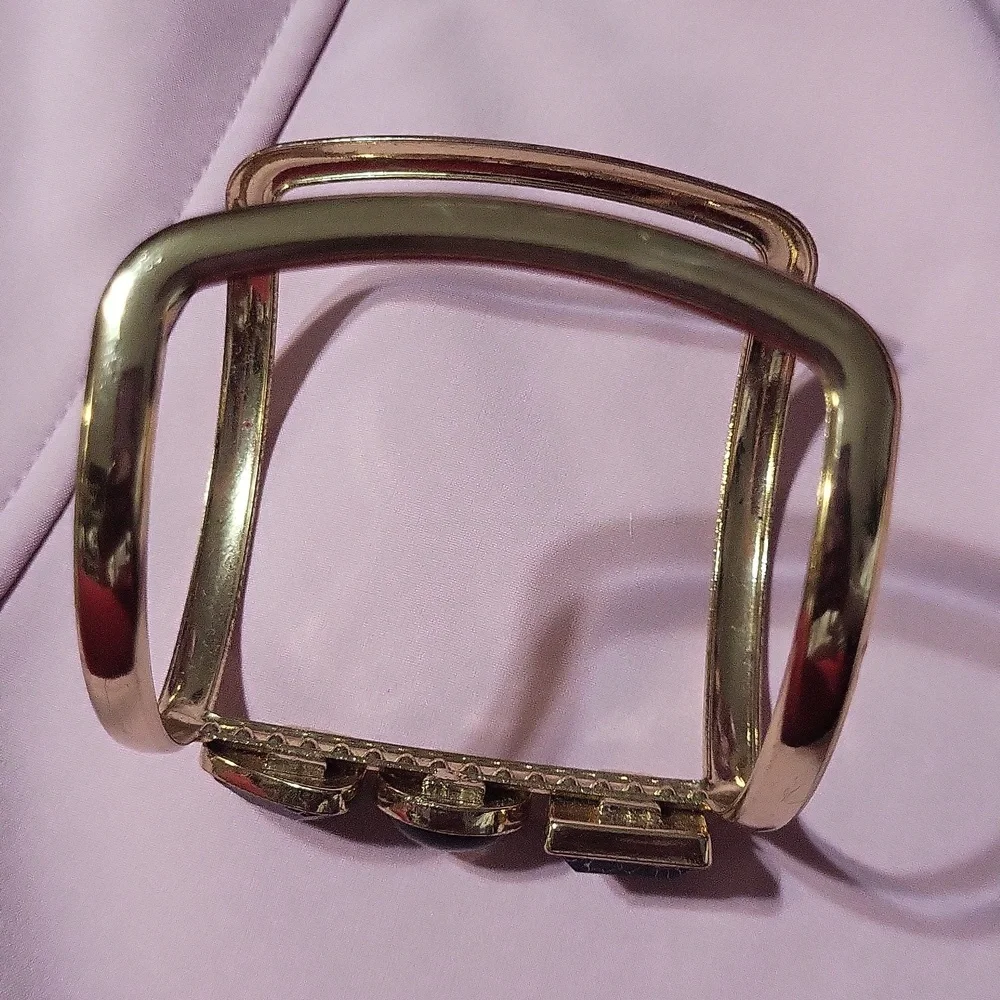 Gold Tone Braclet with black stone - Picture 4 of 5